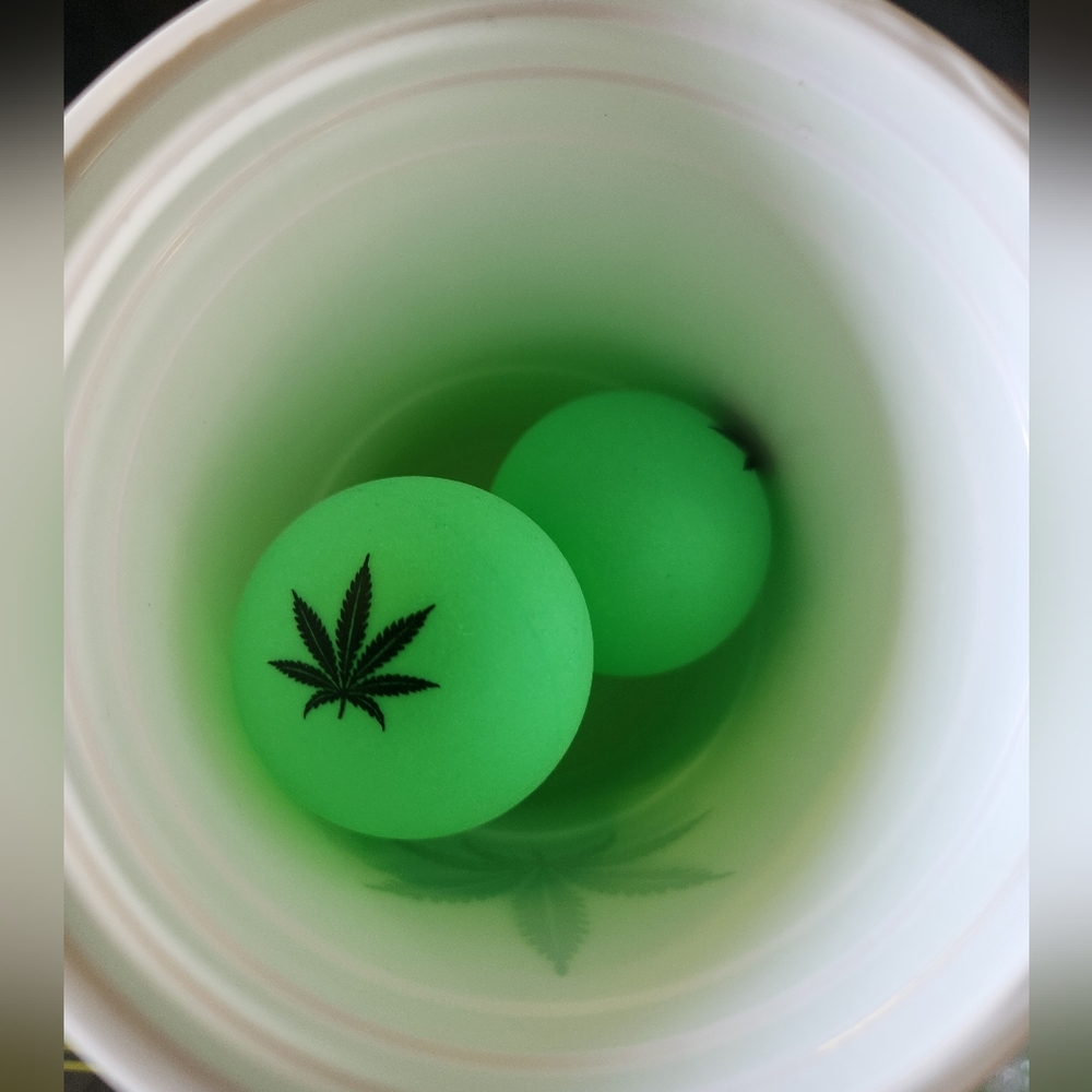 Pot leaf inflatable beer pong set - Picture 8 of 9